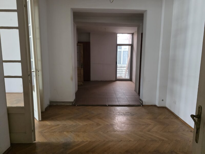 Piata Unirii, pe Bibescu Voda, 3 minute metrou, etajul 1